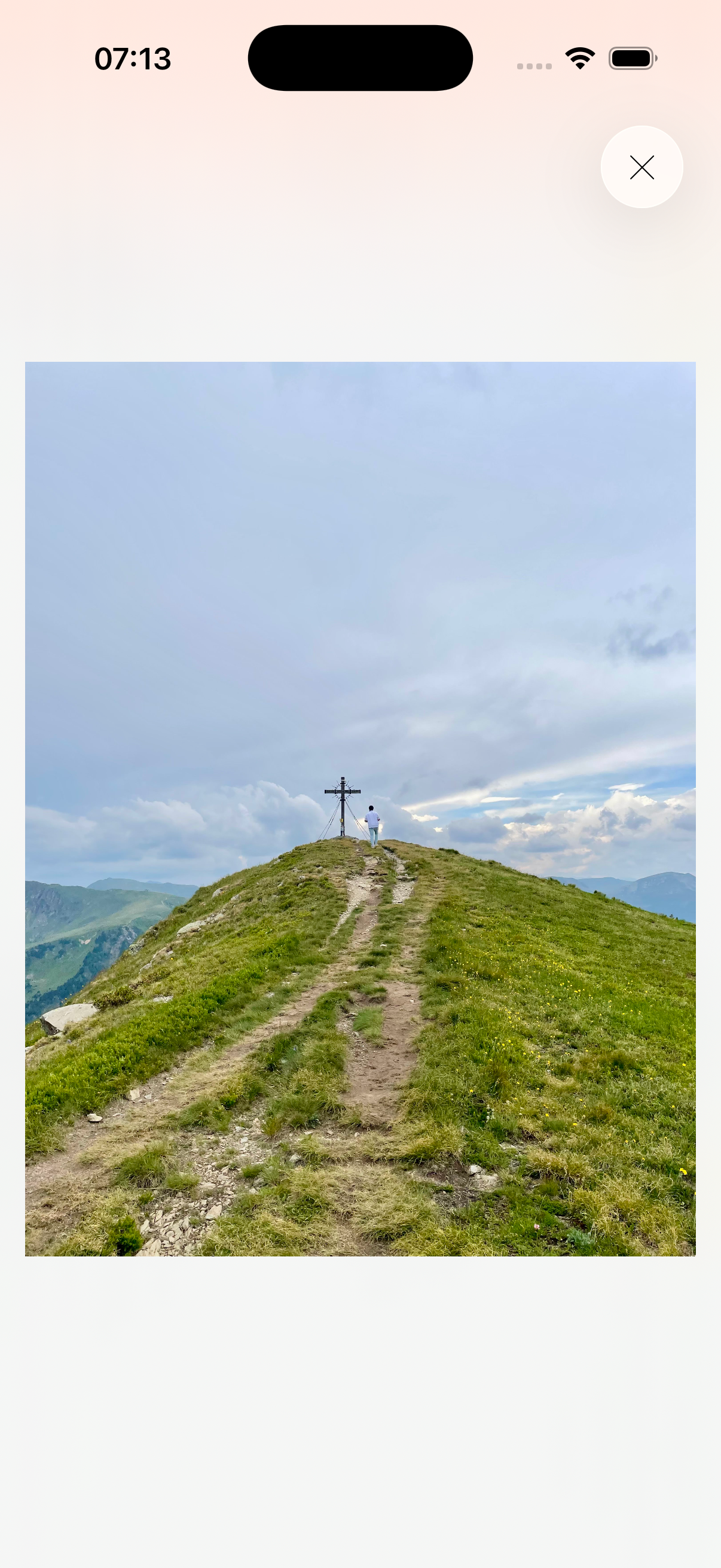 The full-screen photo viewer with a sample mountain image and close control.